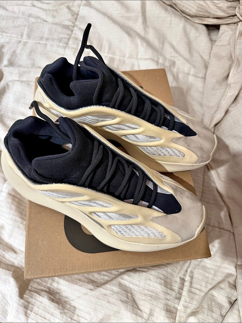 adidas Yeezy 700 V3 Sneakers FW4980 US 6.5 Cream & Black
